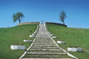 Monumentul eroilor amplasat în anul 1932 la intrarea în Şelimbăr „în amintirea ostaşilor lui Mihai Viteazul căzuţi pe acest loc în anul 1599 şi a ostaşilor români căzuţi pe întinsul ţărei în războiul 1916-1919.”